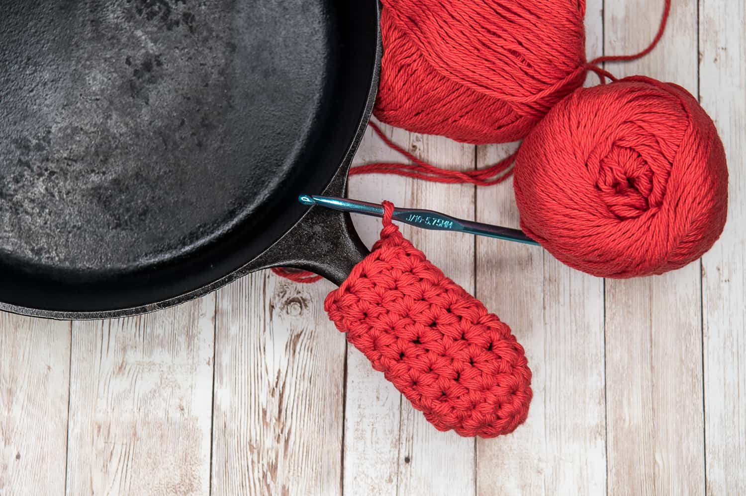 https://marialouisedesign.com/wp-content/uploads/2019/11/Crochet-Cast-Iron-Handle-and-Potholder-9.jpg